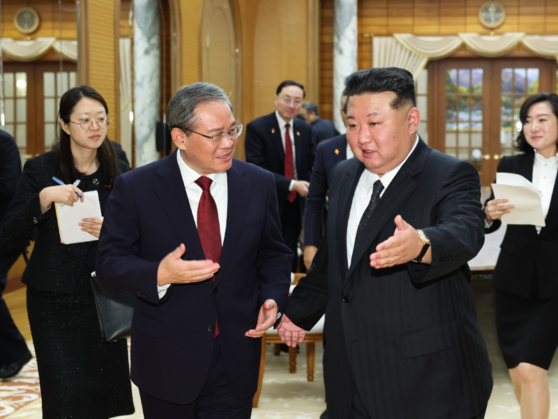 当地时间10月9日下午，中共中央政治局常委、国务院总理李强在平壤朝鲜劳动党中央委员会会见朝鲜劳动党总书记、国务委员长金正恩。新华社记者 黄敬文 摄