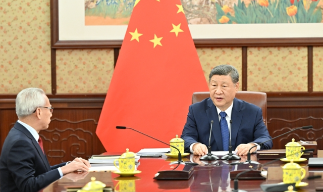 习近平听取岑浩辉述职报告