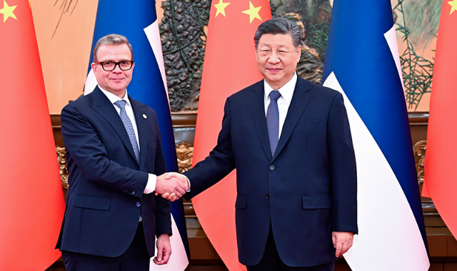 习近平会见芬兰总理奥尔波