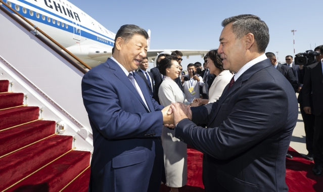 习近平抵达比什凯克出席2026年上海合作组织峰会并对吉尔吉斯斯坦进行国事访问
