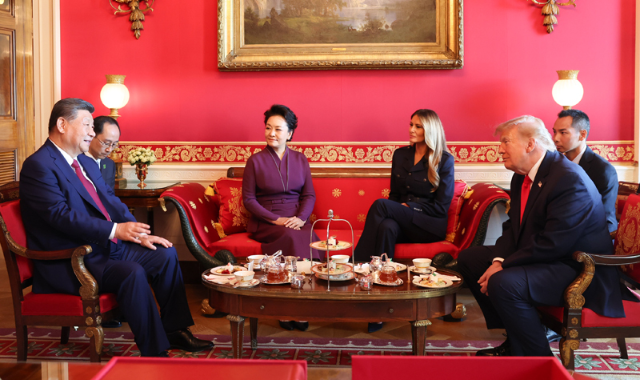 习近平和彭丽媛同美国总统特朗普夫妇茶叙